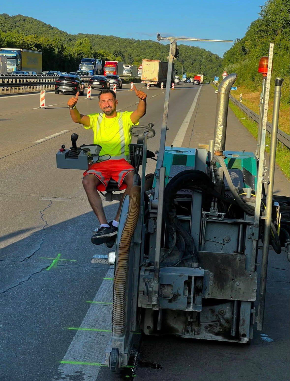 Mitarbeiter von SYP-Parlak auf der Fugenschneidmaschine bei Sanierungsarbeiten auf der Autobahn